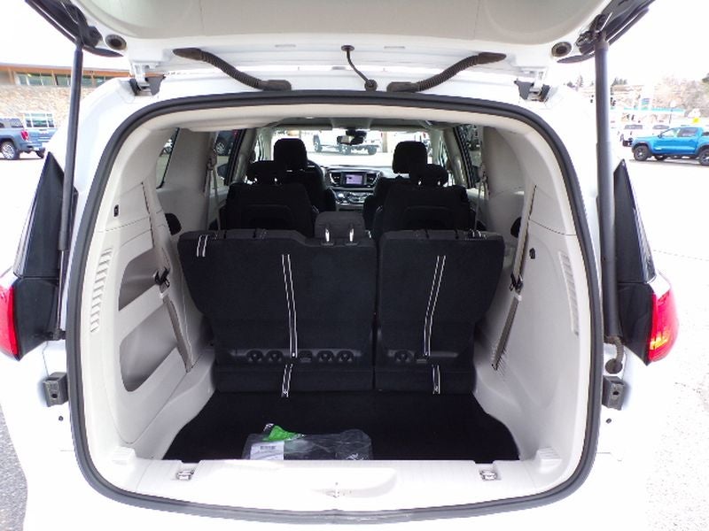 2024 Chrysler Voyager LX