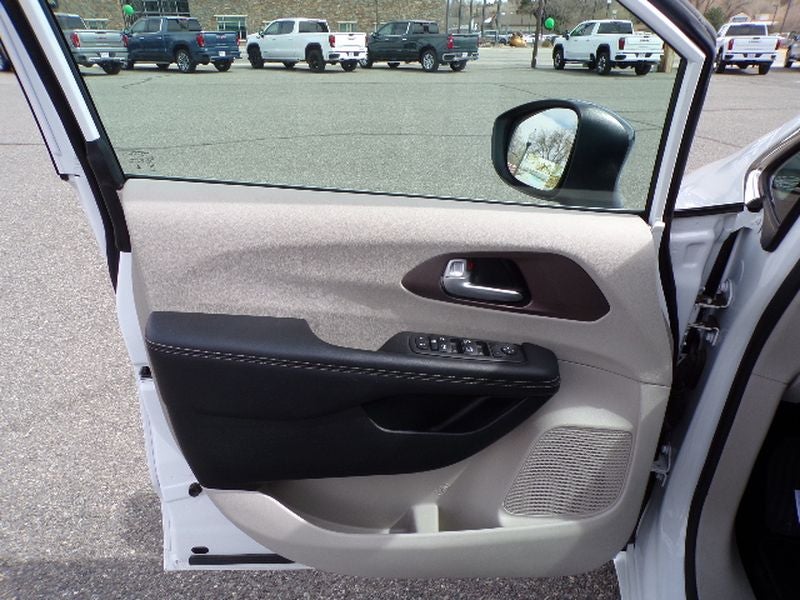 2024 Chrysler Voyager LX